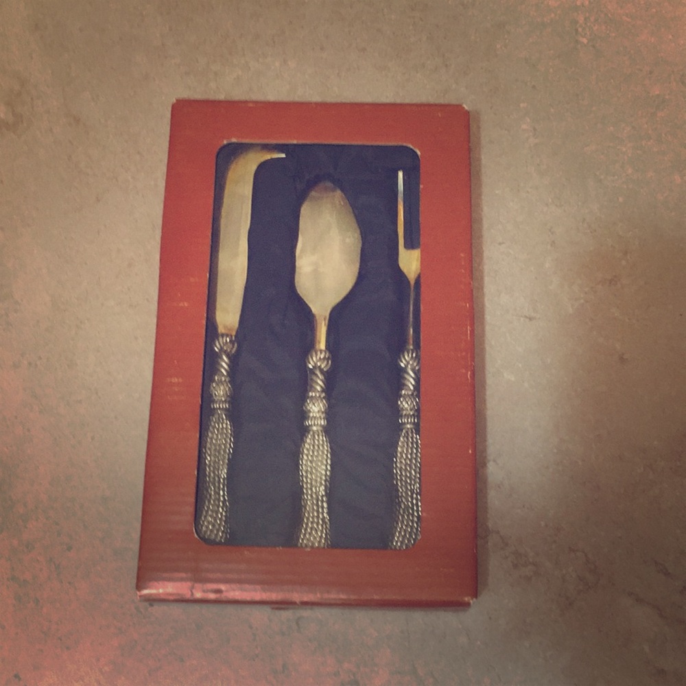 NWT tarnished Sileēa silverware set.